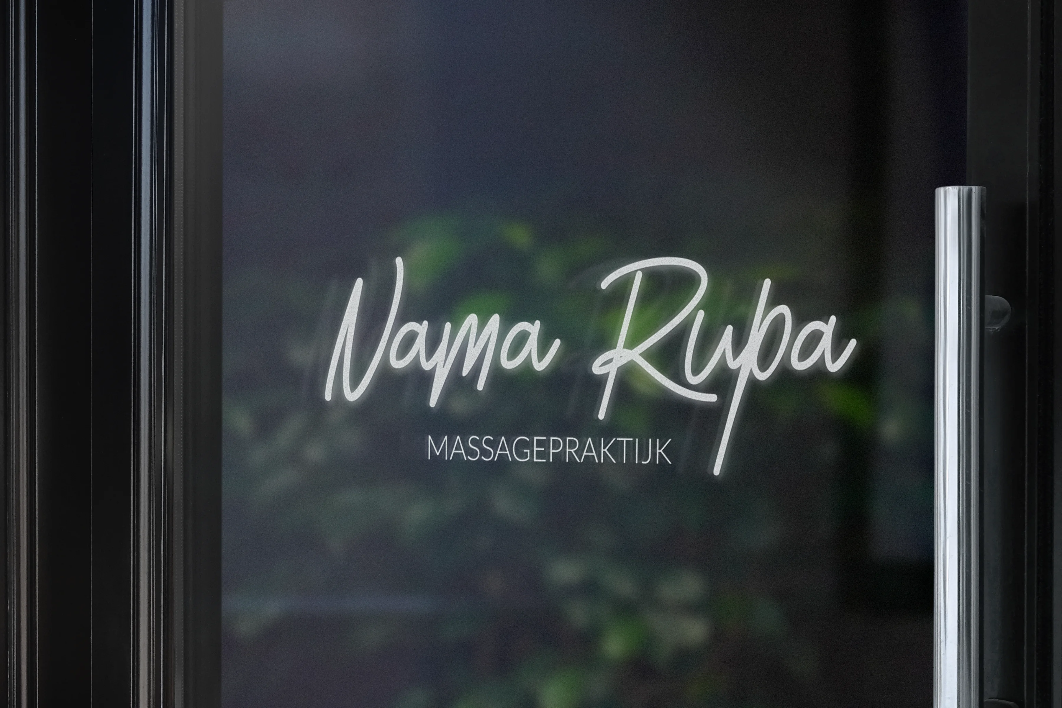 Logo van Nama Rupa op een glazen deur