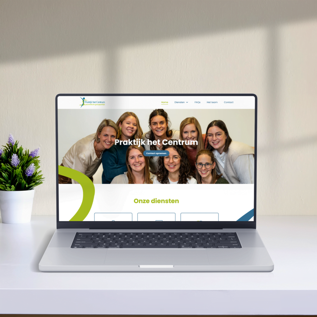 Website van Praktijk het Centrum op een laptop, ontworpen door yesdesign