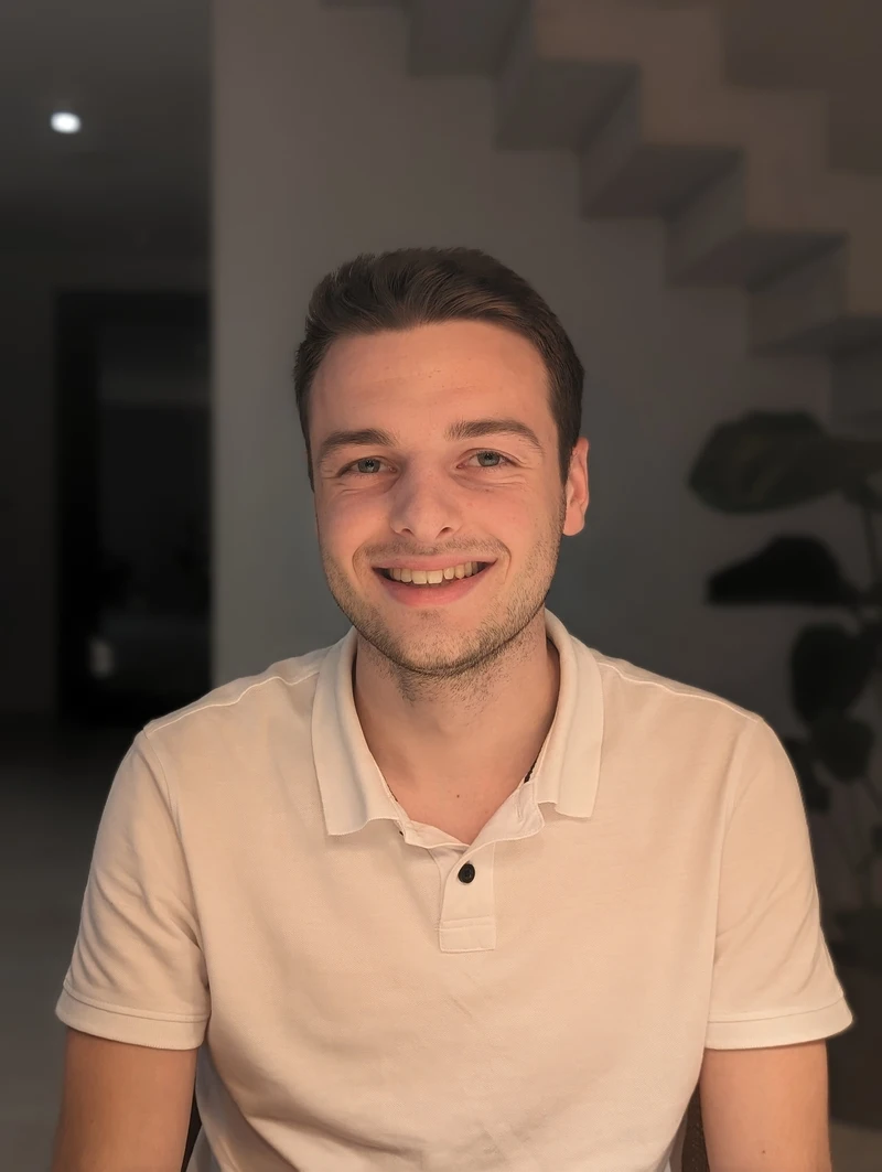 Portret van Dieter, ontwerper en maker achter yesdesign