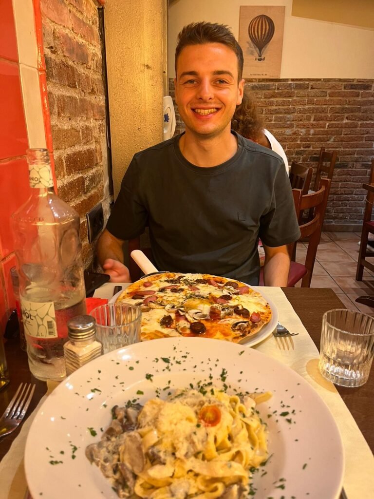 Dieter aan tafel met pizza en pasta