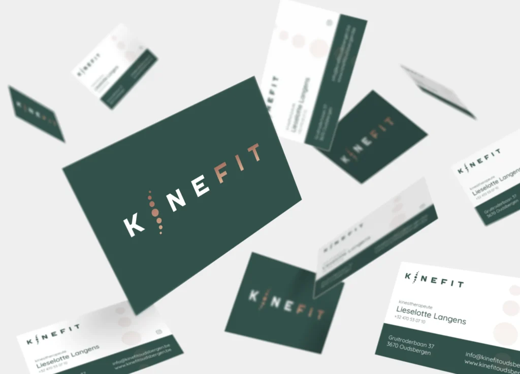 Visitekaartjes van Kinefit in diepgroen en wit met het bronzen ruggenwervel-logo